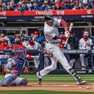 Juan Soto, the newest star of the Yankees, secures the team's Opening Day victory with a spectacular defensive play in the 9th inning.