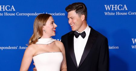 colin jost knows he is scarlett johanssons second gentleman praises her support at whca dinner 01