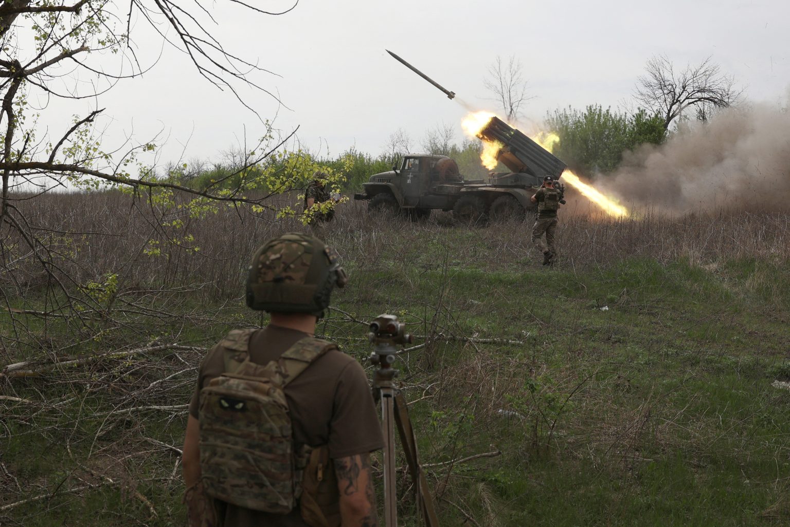 ukraine troops fire rocket launcher