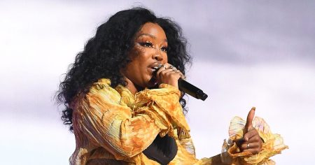 SZA was left shocked and upset after behavior from the audience threatened her safety 2