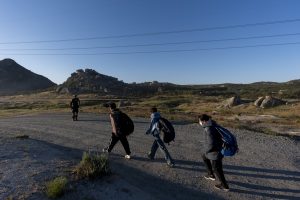 chinese migrants follow border agent